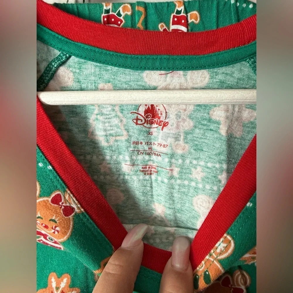 Disney Parks Women's 2-Piece Cute Mickey & Minnie Gingerbread Cookie PJs - Picture 3 of 8